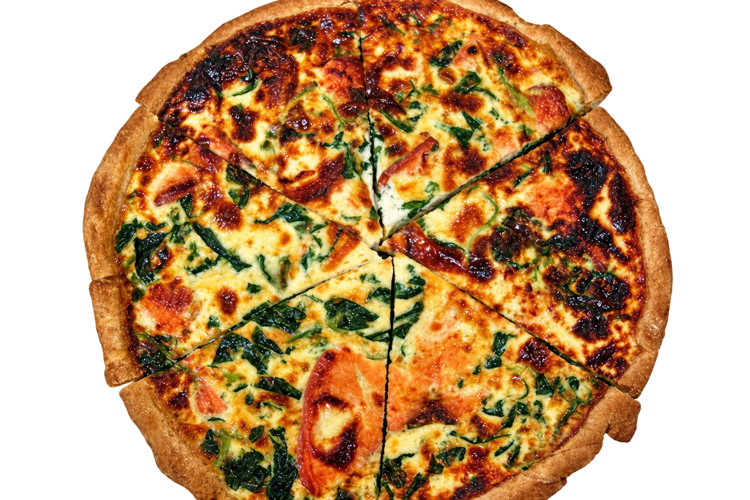 Vue de dessus d'une quiche dorée aux épinards et au saumon, déjà découpée en six parts, posée sur un plan de travail en inox.
