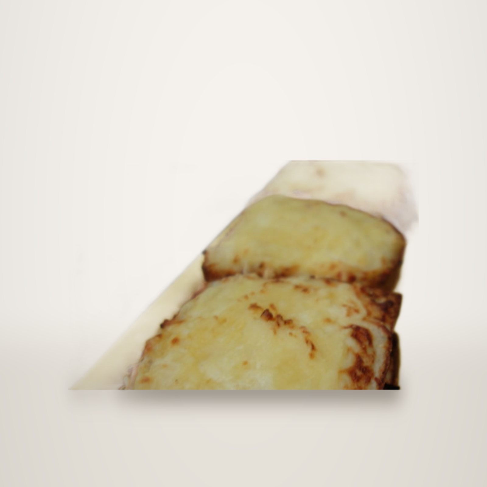 Plusieurs tranches de pain gratinées au fromage doré sont alignées sur un plateau allongé de couleur jaune.